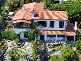 CASA UNIFAMILIARE CON AMPIO GIARDINO IN POSIZIONE TRANQUILLA