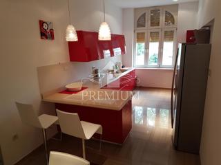 APPARTAMENTO RISTRUTTURATO IN VECCHIA VILLA VICINO AL CENTRO E AL MARE, GARAGE, VISTA