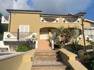 PARENZO CASA BIFAMILIARE CON PISCINA IN VENDITA