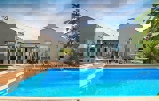 PARENZO-BELLISSIMA VILLA AL PIANO TERRA CON PISCINA IN VENDITA