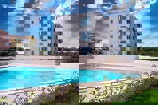 NOVIGRAD - APPARTAMENTO IN VENDITA AL 1° PIANO CON PISCINA
