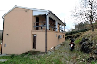 PARENZO-CASA CON 2 APPARTAMENTI IN VENDITA, VISTA SU MONTONA