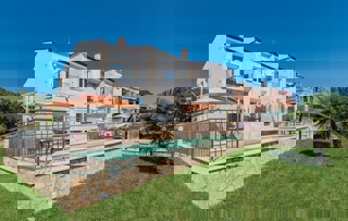 PARENZO - VILLA CON TRE APPARTAMENTI E VISTA PANORAMICA SUL MARE