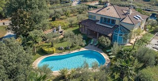 POREČ-VILLA CON PISCINA IN VENDITA, VICINO AL MARE