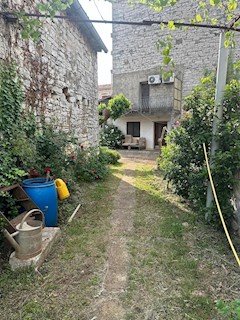  ROVIGNO D INTORNI- DUE CASE IN PIETRA CON GIARDINO DI ADATTAMENTO