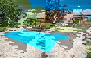  PARENZO 16 km - VILLA RUSTICA IN VENDITA CON PISCINA