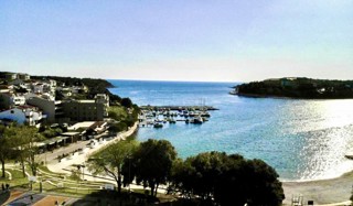 Appartamento di Lusso Fronte Mare in Vendita: Posizione Esclusiva su Spiaggia di Sabbia
