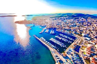 Vodice, Hotel per demolizione e costruzione, 1864 m2, vicino al porto turistico, opportunità unica!!