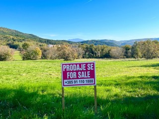 Ottimo terreno a Buzet, 5.384 m² lungo la strada, Istria, Croazia