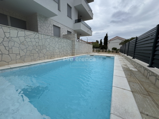 Novalja - appartamento bilocale al primo piano - edificio con piscina
