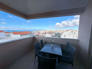 Novalja, posizione tranquilla – appartamento con due camere al 2° piano