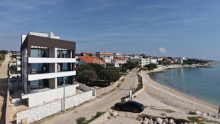 Mandre - appartamento bilocale al primo piano PRIMA FILA SUL MARE