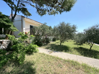 Pag – casa a piano terra su grande terreno, garage