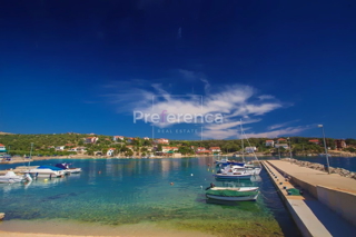 Jakišnica - terreno edificabile in posizione tranquilla