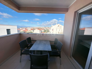 Novalja, posizione tranquilla – appartamento con due camere al primo piano