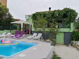 Casa con piscina. 175 m2, Pola ​