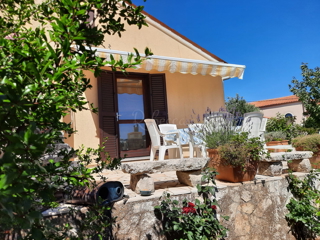 Casa indipendente, appartamento, garage, ampio giardino, zona di Duga Uvala