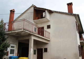 L'INTERA PROPRIETÀ DI 3000 M2 È IN VENDITA URGENTE