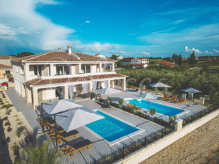 UMAGO, VILLA DOPPIA DI LUSSO CON PISCINA E VISTA MARE