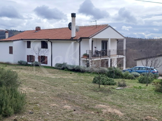 Umago, dintorni, grande tenuta istriana di 7500 m2 con vista aperta, OCCASIONE!