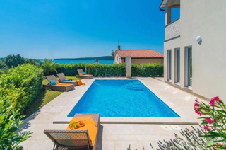 Villa con piscina, 180 m2, vista mare, Pomer