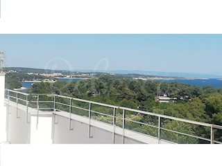 Vendita di un appartamento esclusivo a Premantura, con una superficie abitabile registrata di 104 m2, il prezzo include una grande terrazza sul tetto di 140 m2 come unica proprietà con vista sul mare, la prima fila della casa