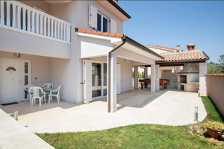 Casa completamente arredata con piscina e garage a Loborica – ideale per famiglia o investimento