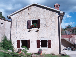 ISTRIA, LINDAR: VECCHIA CASA IN PIETRA D'ISTRIA A FILA
