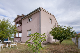 Casa con giardino vicino a Pola