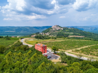 Fabbricato residenziale-commerciale-ricettivo con terreno edificabile