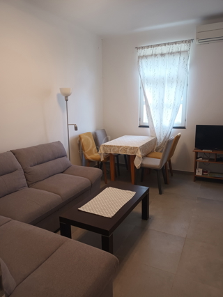 Casa a un piano con piscina, garage, giardino, Peruški