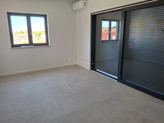 Appartamento in nuova costruzione, 2 camere, parcheggio, 600 m dal mare, Premantura