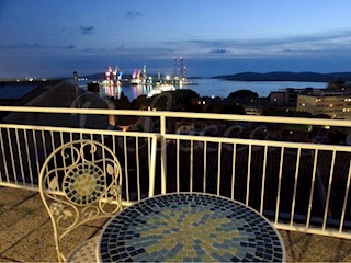 B&B accanto all&apos;Arena, con un&apos;enorme terrazza e vista panoramica sul mare