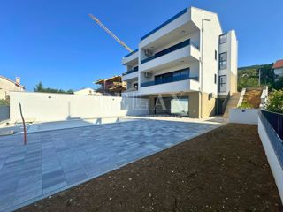 Dramalj - nuovo edificio, appartamento duplex con piscina