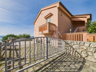 Novi Vinodolski - casa con piscina in ottima posizione