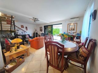 Isola di Krk, Dobrinj - casa circondata dal verde