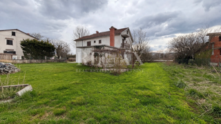 Rijeka, Podhum - casa con 2 appartamenti e due garage