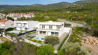 Klenovica - nuova costruzione con piscina e vista