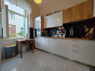 Abbazia - piano di una villa nel centro con garage 