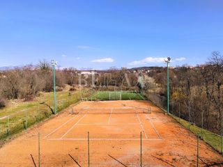 Viškovo – Casa con Campi Sportivi e Spazio Commerciale