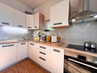 Rijeka, Sroki - appartamento con due camere da letto e ripostiglio