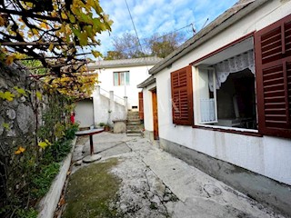 CRIKVENICA, GRIŽANE - Antica casa con cortile e taverna