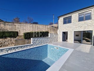 Bribir - casa in pietra con piscina e vista mare