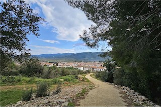 Stari Grad, terreno agricolo con collegamento acqua ed elettricità