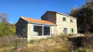 Istria, Belaj – Casa in pietra con ampio terreno vicino al castello