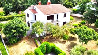Casa con Ampio Giardino e Permesso di Costruzione, a Solo 1,5 km dal Mare