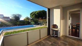 Istria, Novigrad – Appartamento al piano terra con due camere, giardino e piscina