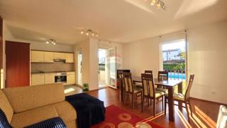 Istria, Novigrad – Appartamento al piano terra con due camere, giardino e piscina