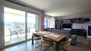 Istria, Novigrad – Ampio appartamento familiare con vista mare