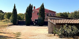 Istria, Visignano, casa con piscina + terreno edificabile